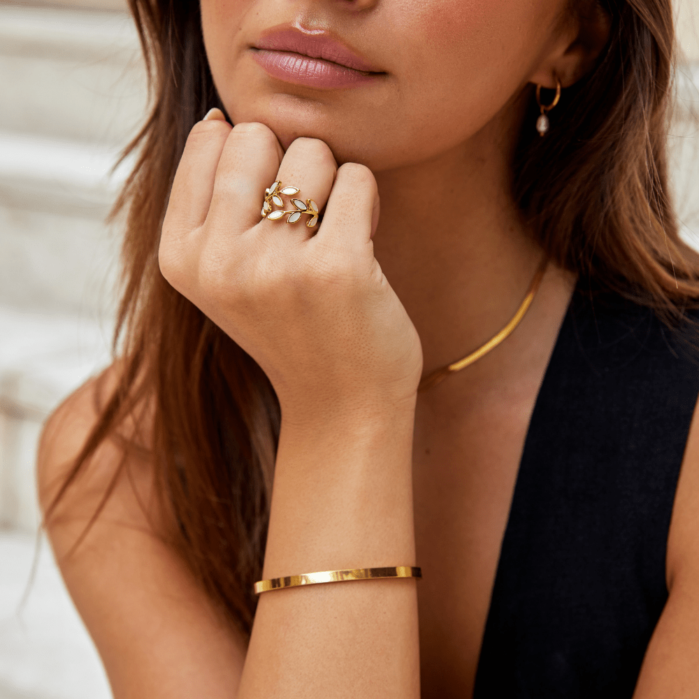 Anillo con hoja dorada