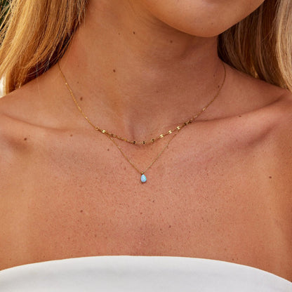 Collar en capas con una gota de ópalo azul