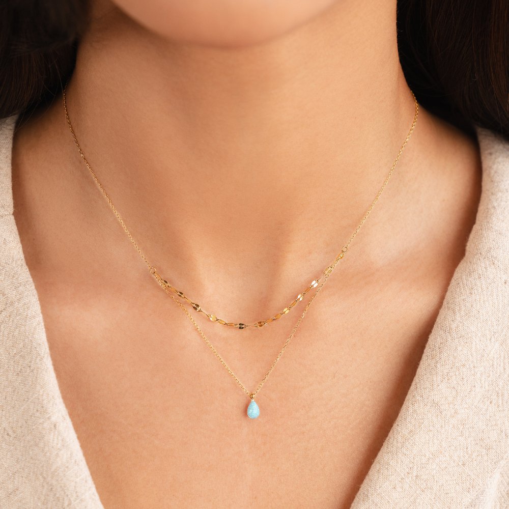 Collar en capas con una gota de ópalo azul