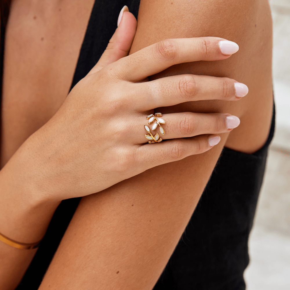 Anillo con hoja dorada