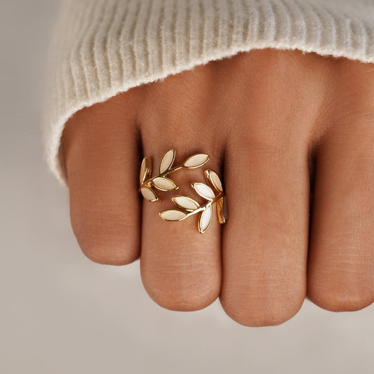 Anillo con hoja dorada