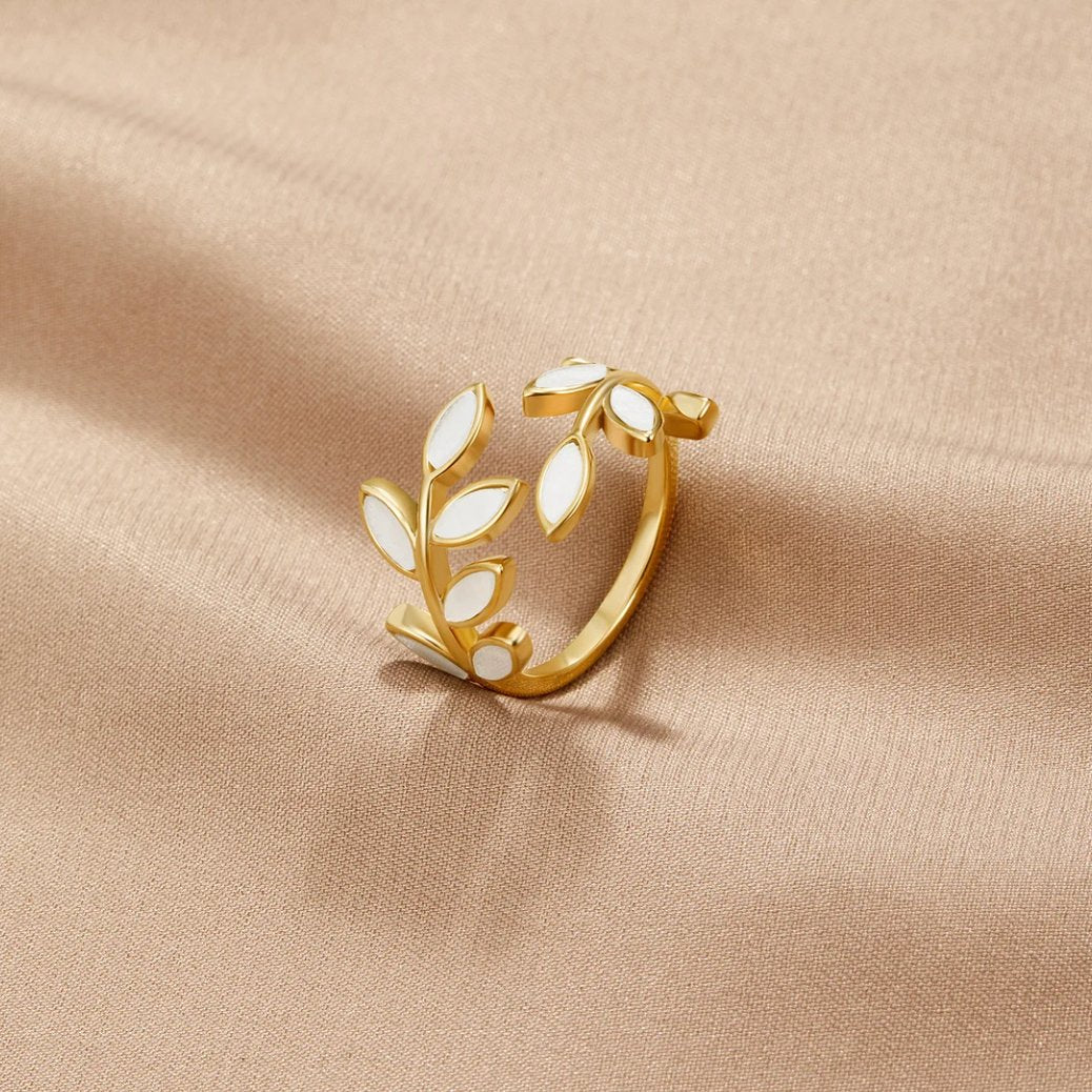 Anillo con hoja dorada